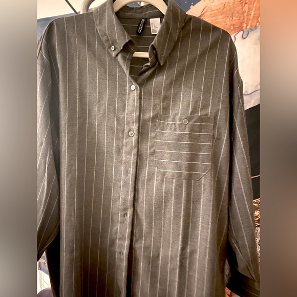 ⭕️ BOGO! Oversized Flannel Shirt Grey in Dark gray/pinstriped - Picture 6 of 9